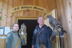 Falkner Michael Geiger mit Steppenadler und seine Partnerin Lucia Koller mit Uhu