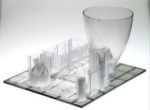 SLA-PRO Plattform (750x650x550 mm) mit unterschiedlichen Bauteilen gebaut aus transparentem Epoxy-Material.