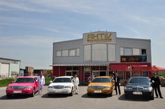 AAA Stretchlimousinen-Graz goldene, pinke, weiße und schwarze Stretchlimousinen buchen unter 069919590505