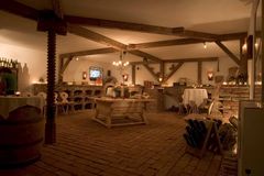 Weinkeller als Mitternachtsbuffet für eine Hochzeit genutzt