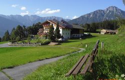 Berührt von der kraft der Berge.
Umgeben von Wiesen und Wald, inmitten der Berge unserer Naturparkregion, ist unser Bauernhof