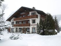 Unsere exklusiv ausgestatteten Ferienwohnungen und Zimmer laden in malerischer Berglandschaft ein, auch ein paar Tage länger zu