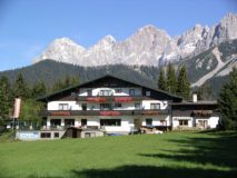 Hotel Pension HEROLD - Südseite - im Hintergrund Dachstein