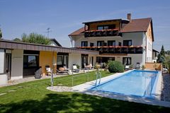 Ansicht des Gartens mit dem großen Pool