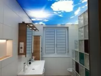 Deckendesign im Badezimmer mit einer Lichtdecke bedruckt