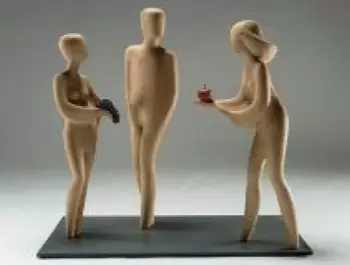 Holzskulptur "Trauben gegen Äpfel" von Bildhauer Lothar Dellago