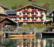 Der Draxl-Hof mit seinen 14 Ferienwohnngen liegt direkt am Weissensee in Kärnten.