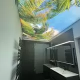Deckendesign im Badezimmer mit einer Lichtdecke bedruckt