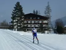 Hotel-Pension Tasma in Kirchdorf in Tirol dirket an der Langlaufloipe und Skipiste