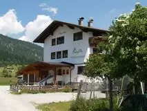Pension Fewo Apart Alpenstern Lermoos Ferienwohnungen Ferienwohnung mit Blick auf die Zugspitze und Sonnenspitze