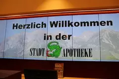 eine der modernsten Apotheken Österreichs mit einer in Österreich einzigartigen 9 m langen Videowall