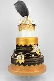 Hochzeitstorte Schwarz, Weiß, Gold mit Strausenfedern von Süßkunst Wien